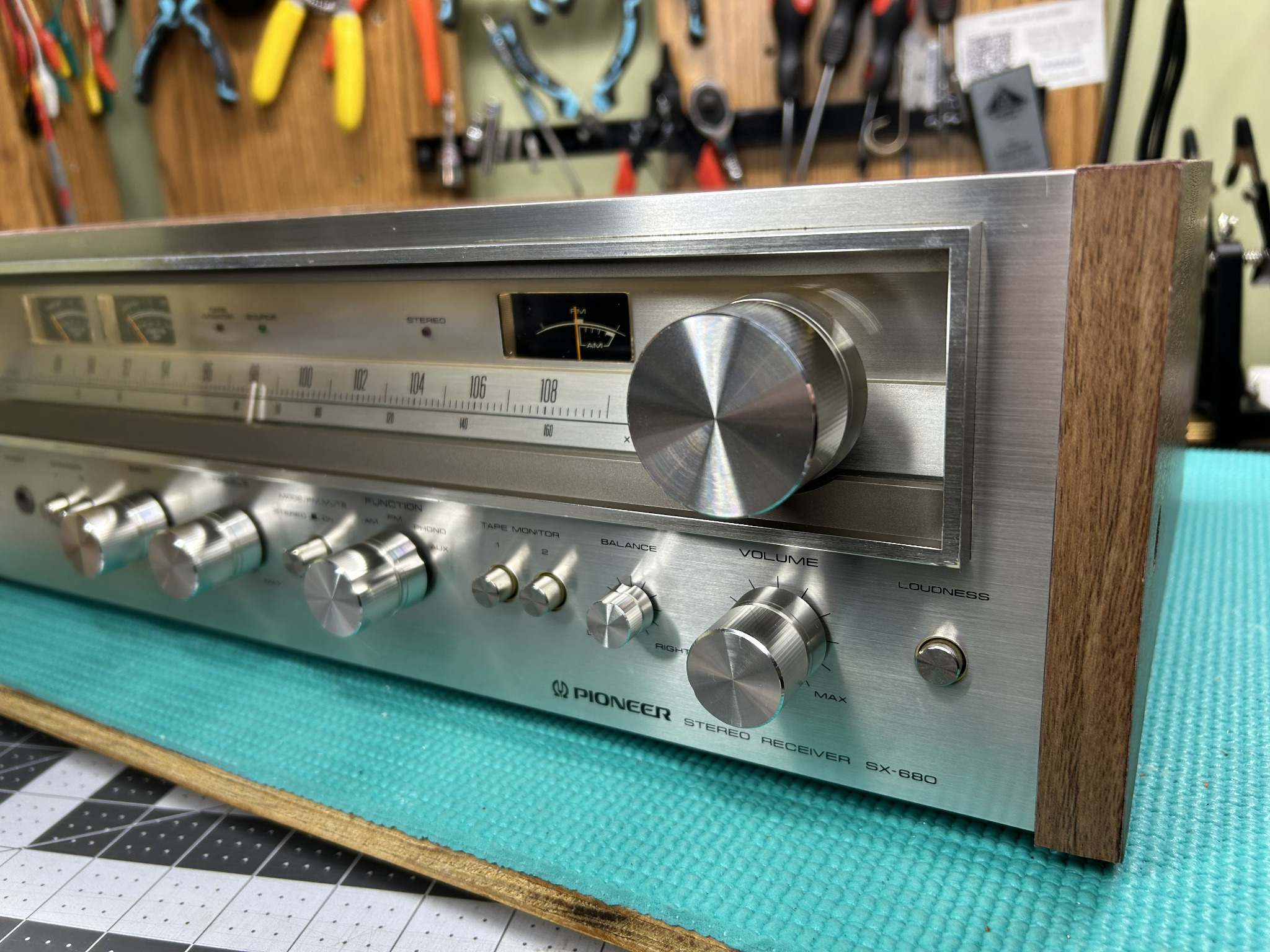 Oscilloscope and meter testing during the Pioneer SX-680 restoration